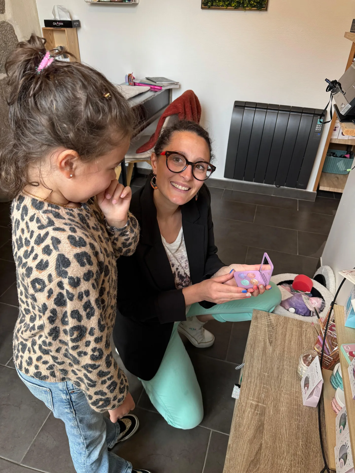 Audrey maquille un enfant